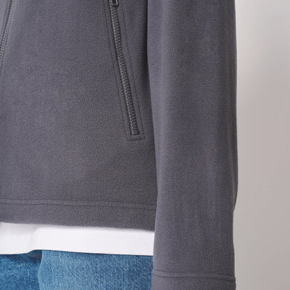 Poche latérale zippée d'une veste polaire gris foncé, micropolaire anti-boulochage IB900