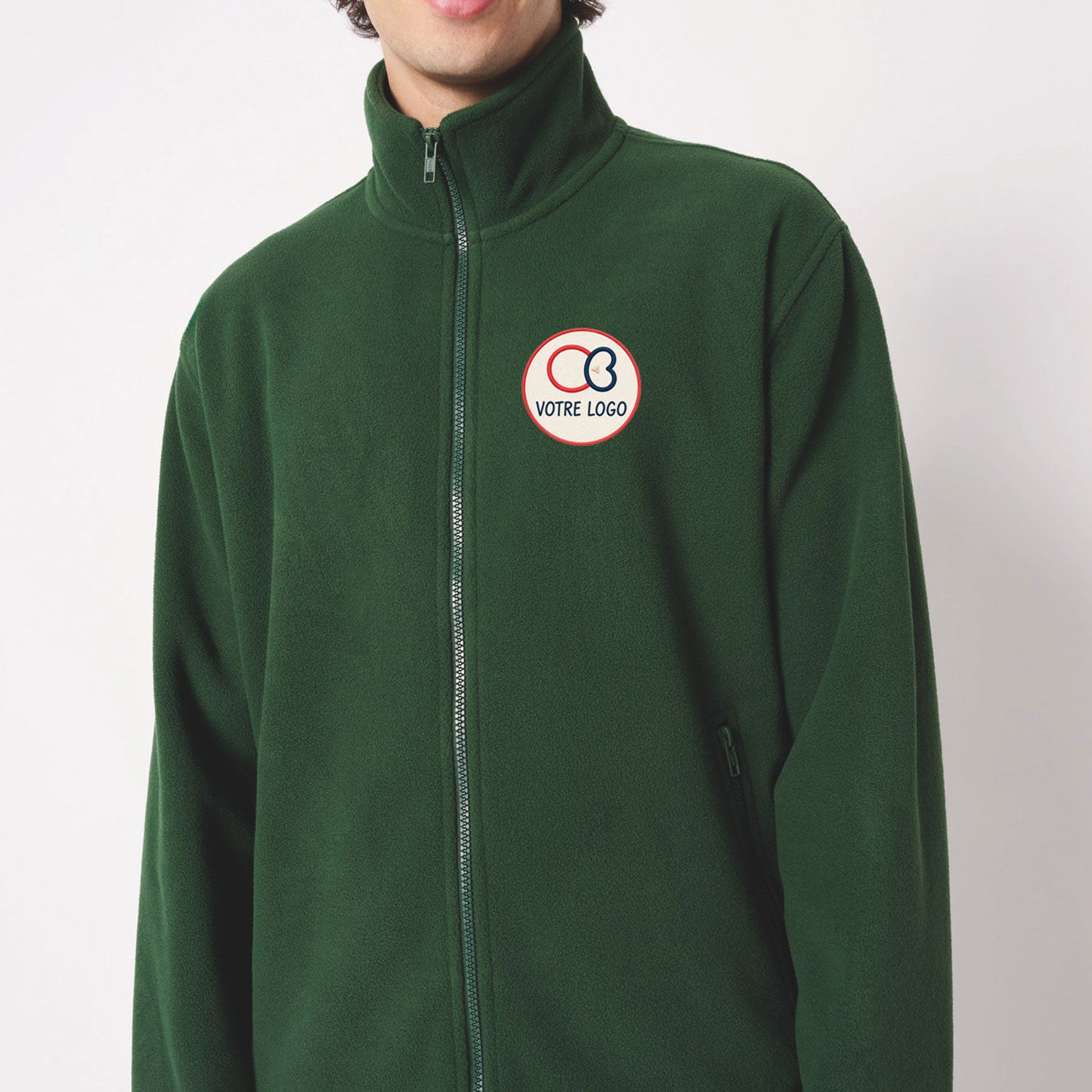 Homme portant une veste polaire vert forêt à broder avec logo d'entreprise, réf. iDeal Basic IB900