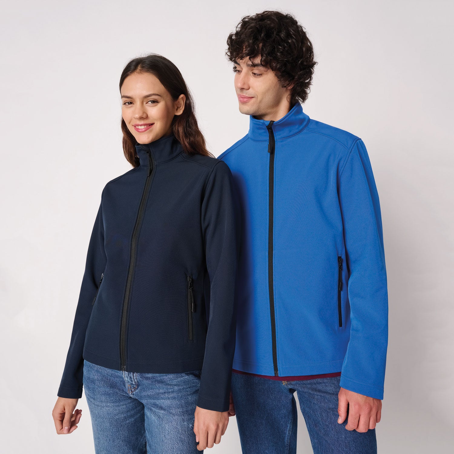 Vestes softshell brodées personnalisées homme bleu royal et femme bleu marine IB410 idéal équipe entreprise