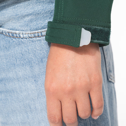 Patte de serrage auto-agrippante au bas de manche d'une veste softshell femme brodée K414