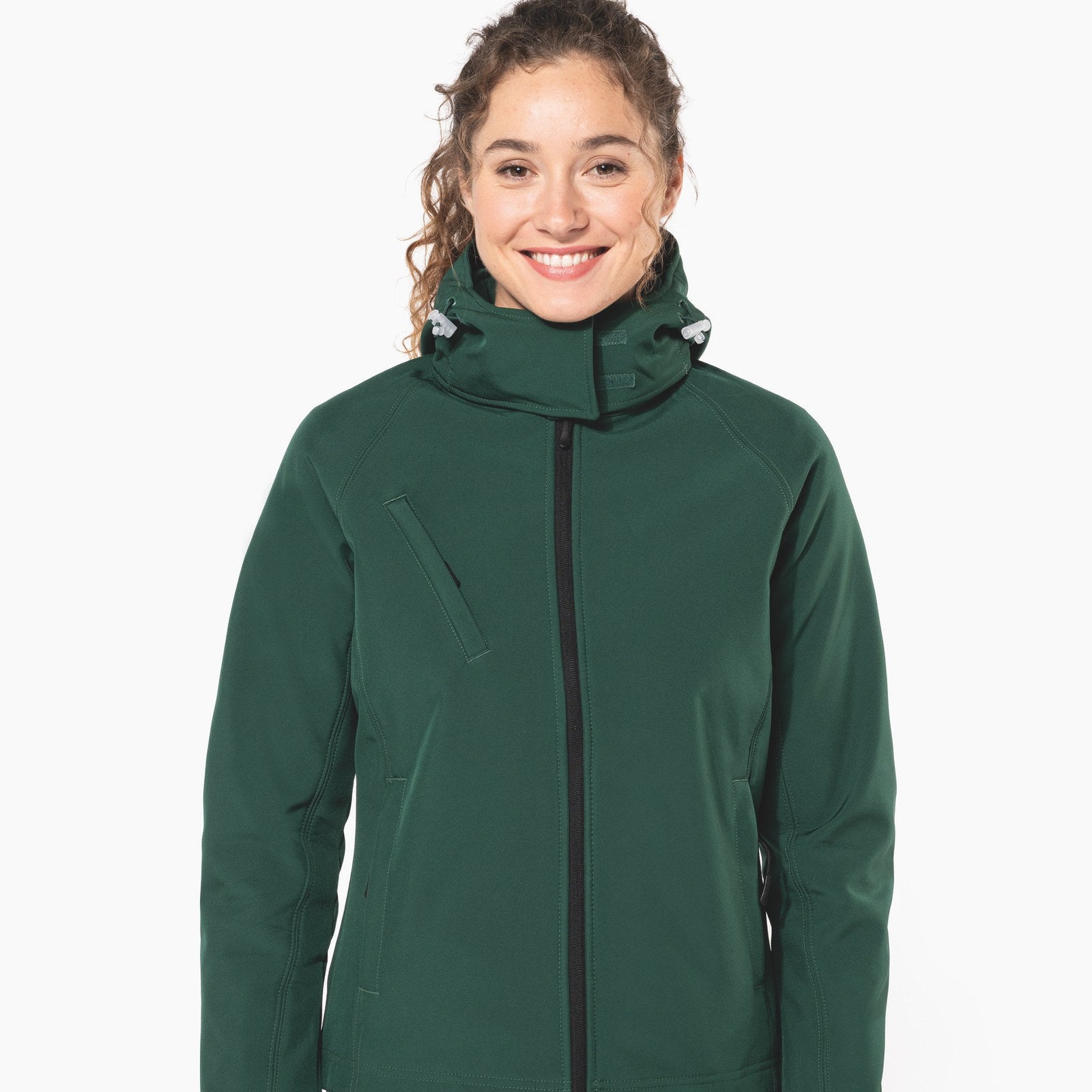 Femme portant une veste softshell à capuche vert bouteille brodée logo entreprise, Kariban K414