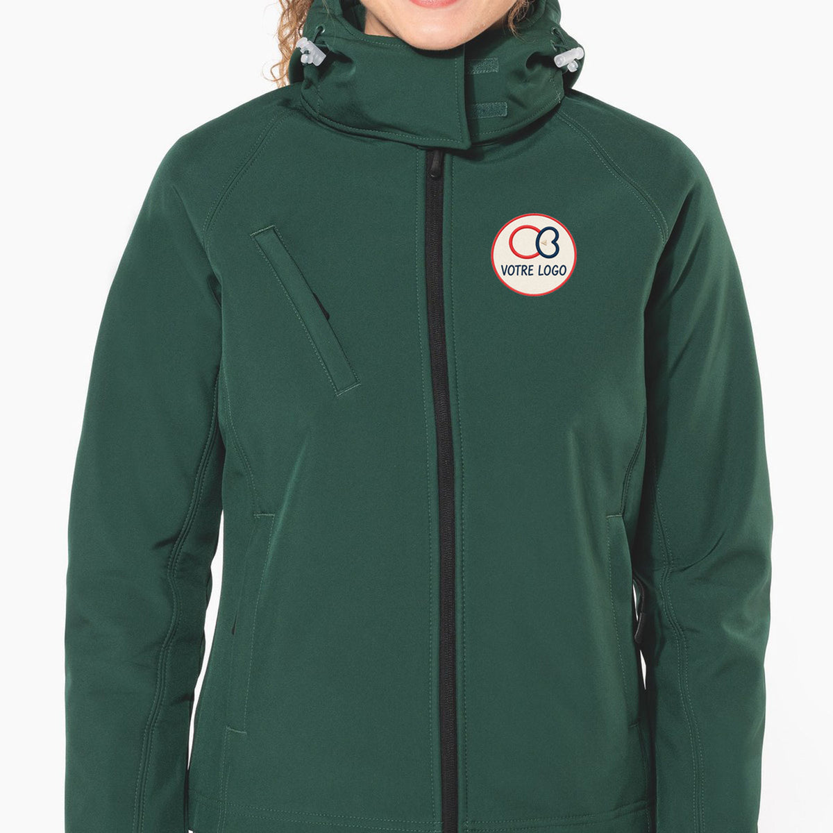 Exemple de broderie de logo d'entreprise sur la poitrine côté cœur d'une veste softshell femme vert bouteille, Kariban K414