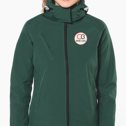 Exemple de broderie de logo d'entreprise sur la poitrine côté cœur d'une veste softshell femme vert bouteille, Kariban K414