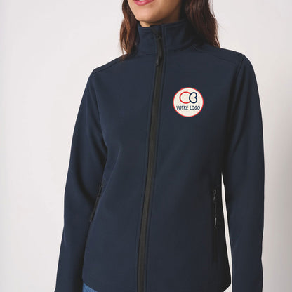 Femme portant une veste softshell bleu marine avec broderie logo côté cœur, iDeal Basic IB411