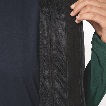 Zip invisible intérieur côté cœur d'une veste softshell femme K414, accès pour la broderie du logo
