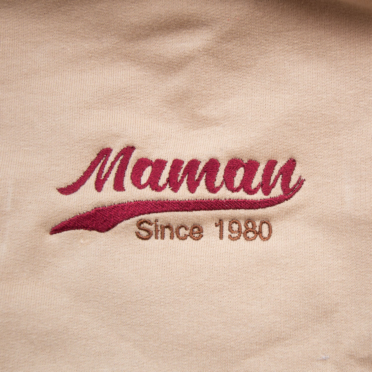 gros plan broderie maman since 1980 sur t shirt beige idee cadeau fete des meres broderie personnalisee