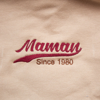 gros plan broderie maman since 1980 sur t shirt beige idee cadeau fete des meres broderie personnalisee